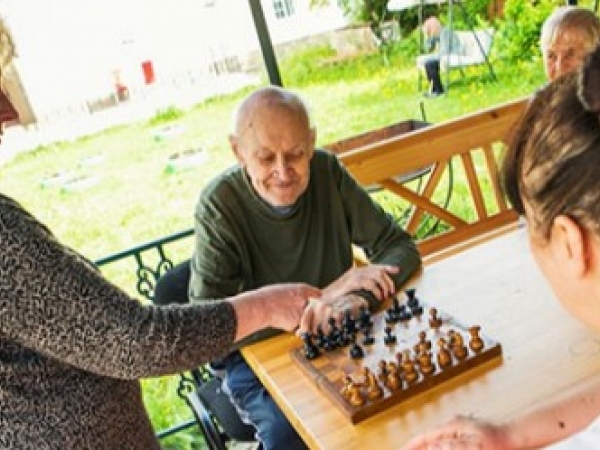 игра в шахматы в доме престарелых