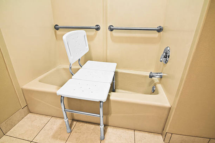 стул для купания в ванной пожилого человека