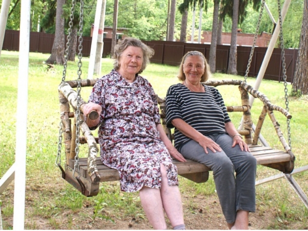 бабушки на качелях Малаховка - пансионат для престарелых