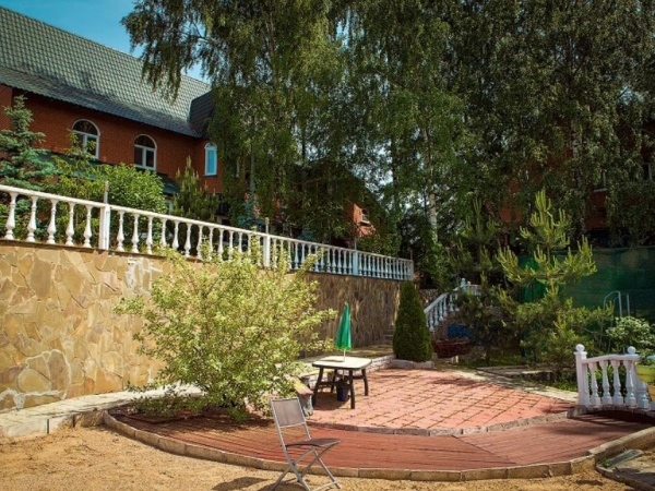 сад у дома Пансионат для престарелых людей Пыхчево