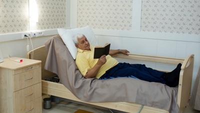 Пожилой человек на кровати